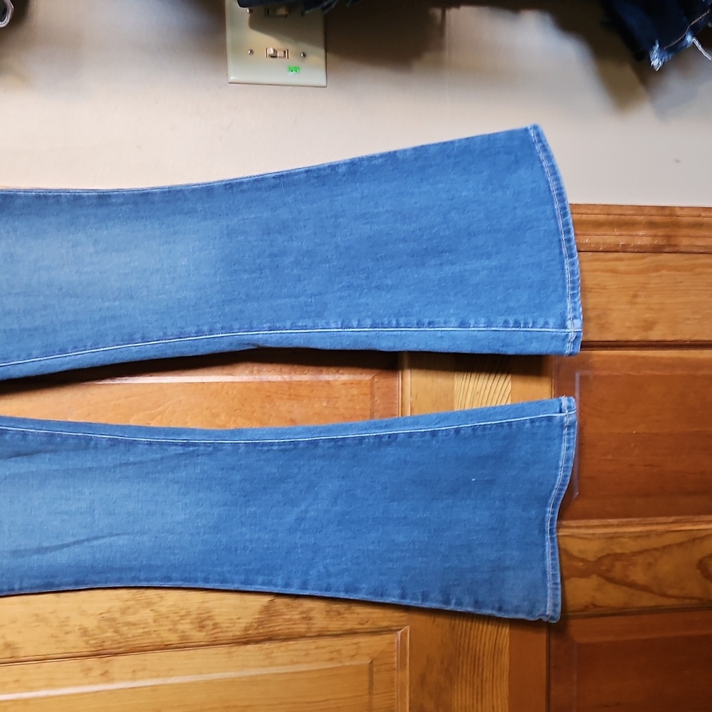 NWT PAIGE High-Rise Bell Canyon Flared Jeans - Picture 3 of 12